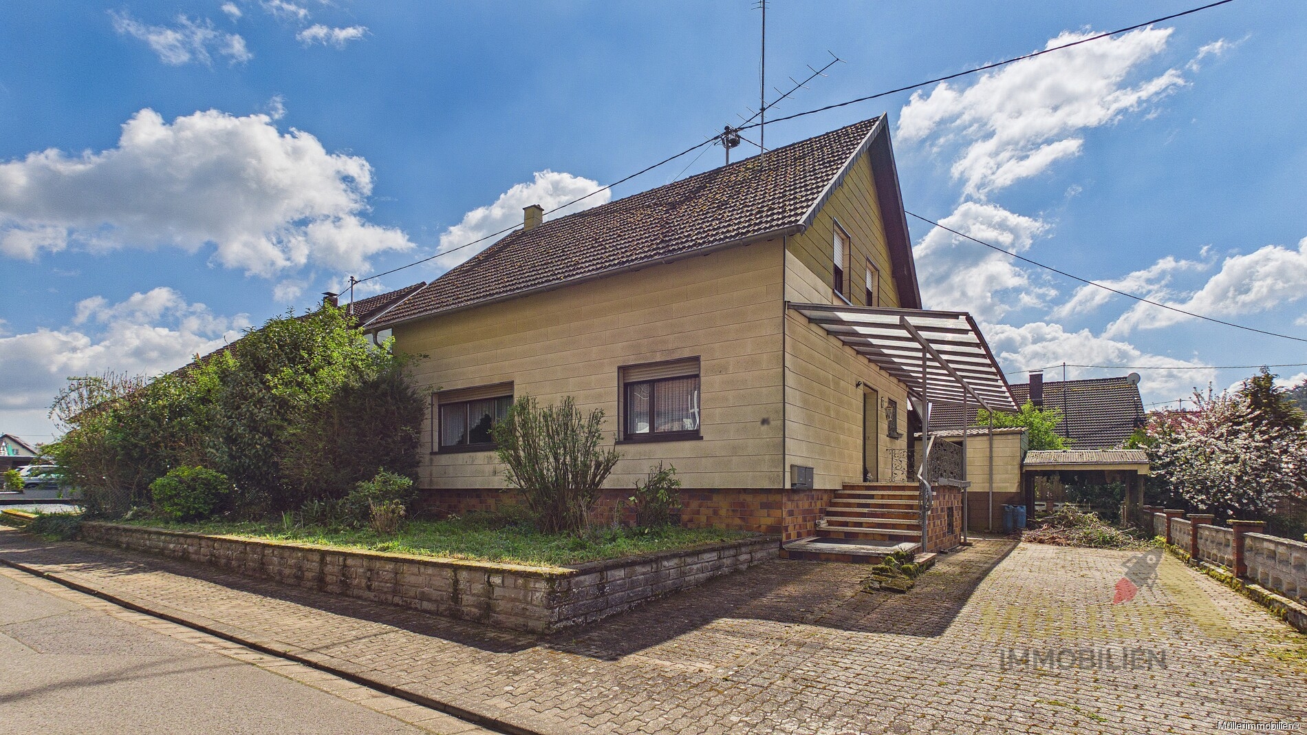 freistehendes-ein-bis-zweifamilienhaus-moechte-aus-dem-dornroeschenschlaf-erweckt-werden