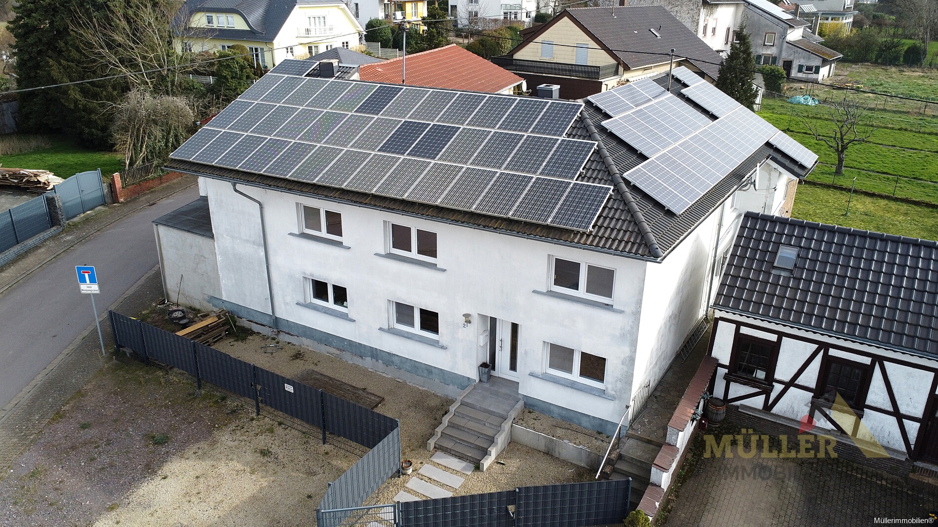 zweifamilienhaus-mit-garten-und-garage-in-idyllischer-laendlicher-gegend